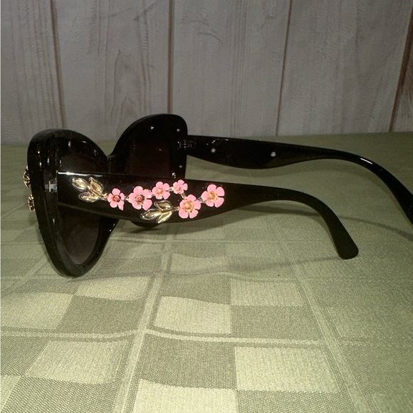 Sunglasses - Picture 6 of 7